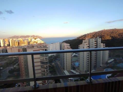Bonito apartamento con vistas al mar y a la montaña, amueblado y equipado.