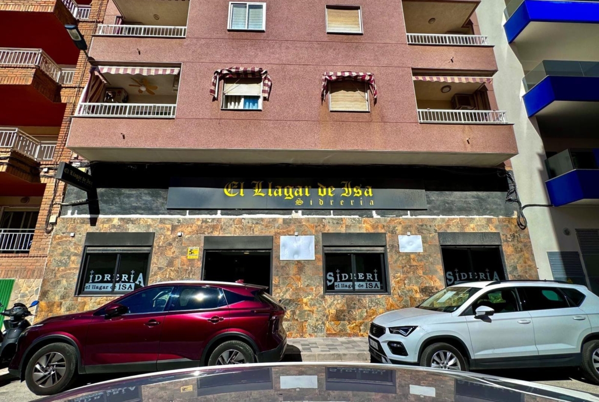 LOKALE COMERCIËLE CON SUPERFICIE DE 780 M2. SEGUNDA LINEA DE PLAYA. 70 METROS DEL MAR.