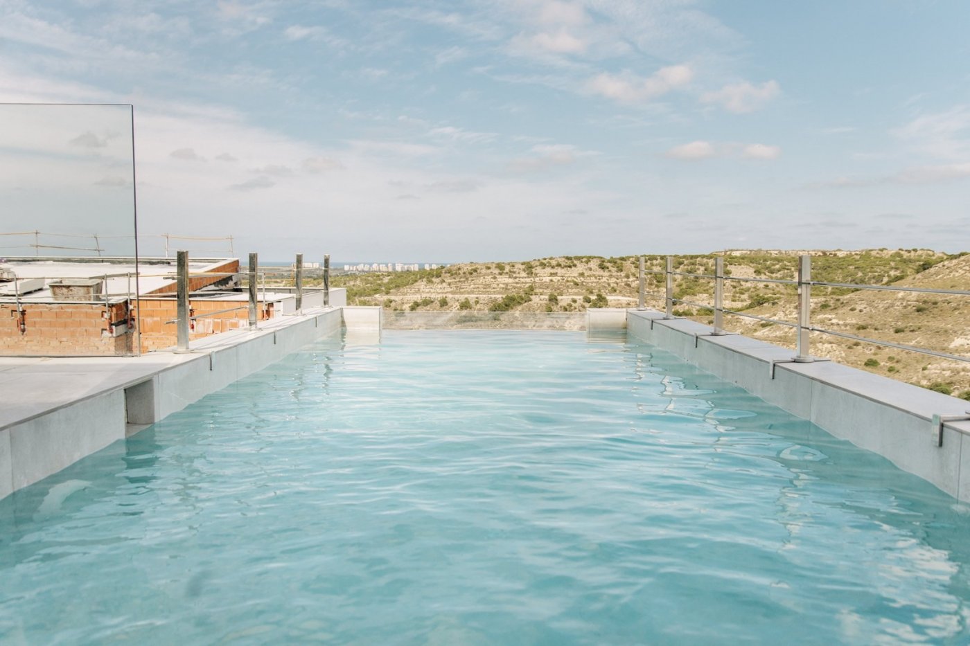 Design villa met een totale oppervlakte van 250 vierkante meter met uitzicht op Guardamar en de zee.
