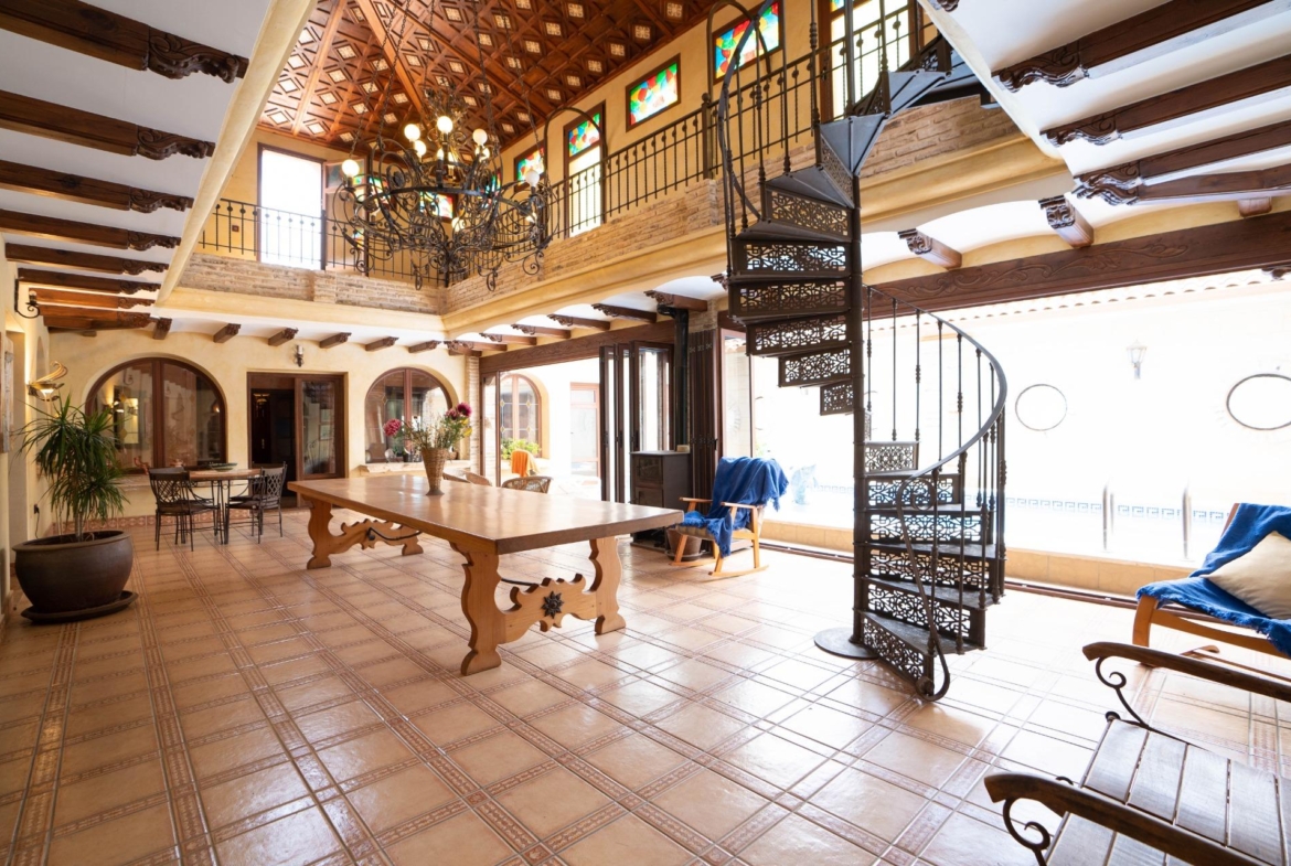 LARGE HOUSE WITH COMMERCIAL PREMISES IN SAN MIGUEL DE SALINAS