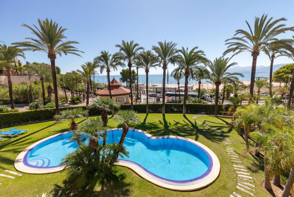 Exceptional Beachfront Villa: Luxury Steps Away from the Beach