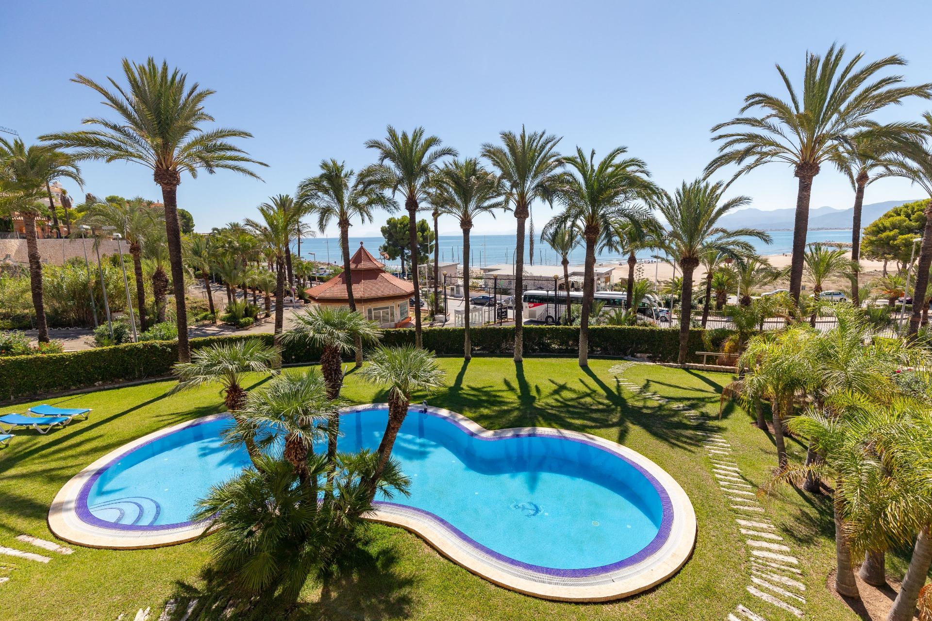 2-2-89 Exceptional Beachfront Villa: Luxury Steps Away from the Beach