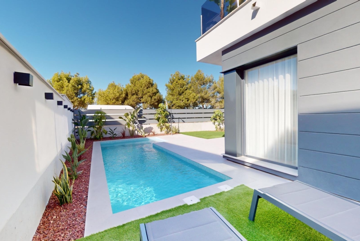 Detached modern villas placed in Roda Golf, Murcia
