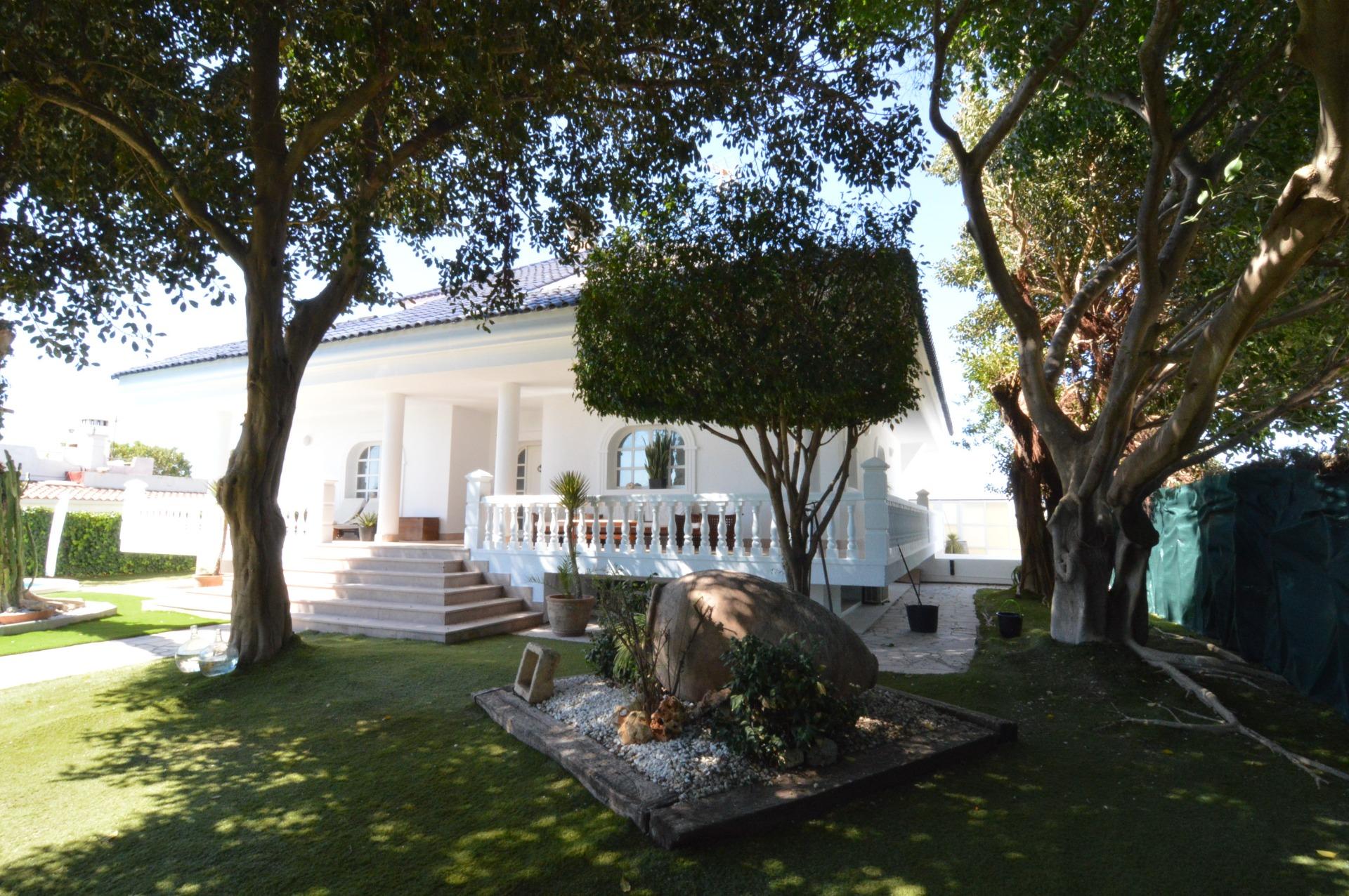 Spectacular renovated villa in urbanization Torreta Florida
