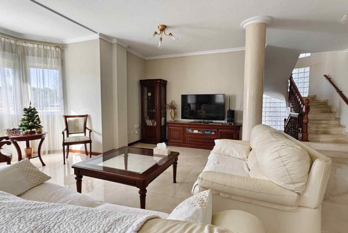 VILLA EN CIUDQUESADA. CON PISCINA PRIVADA. PARCELA 850M2. CASA 364 M2.