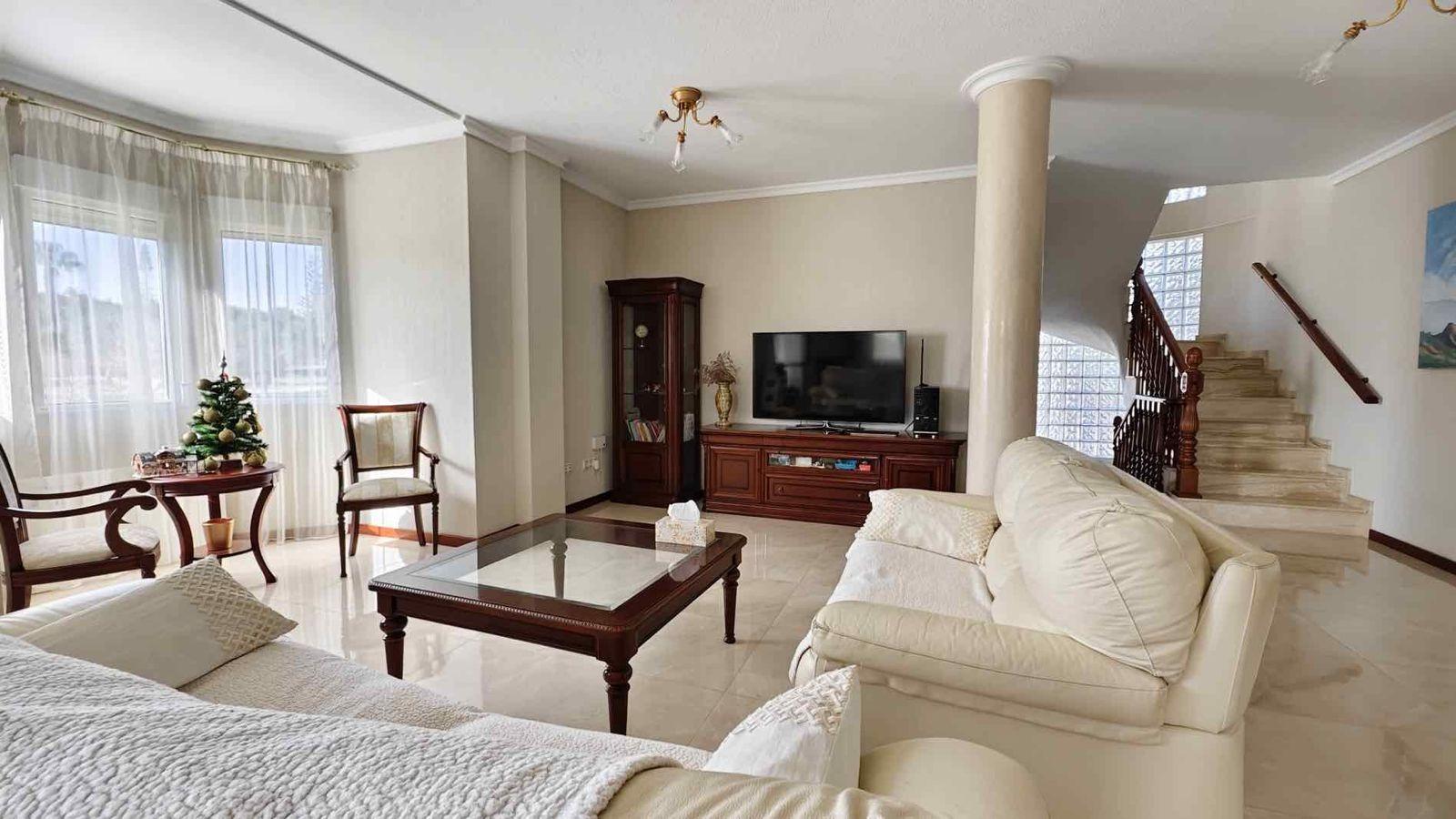 VILLA EN CIUDQUESADA. CON PISCINA PRIVADA. PARCELA 850M2. CASA 364 M2.