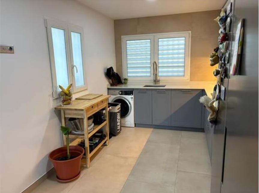 Exclusivo Chalet Pareado en Los Cisnes, Alicante: Confort y Modernidad