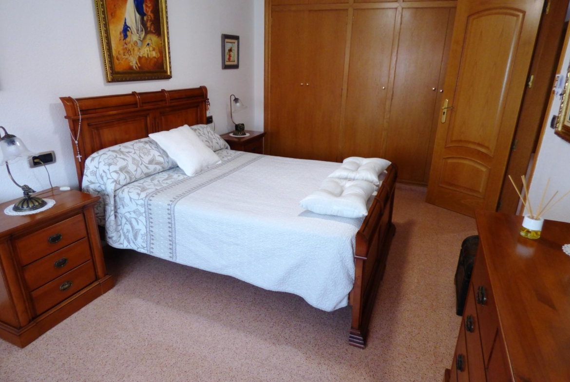 Chalet Adosado con Estilo Único a Pocos Pasos de la Playa de San Juan