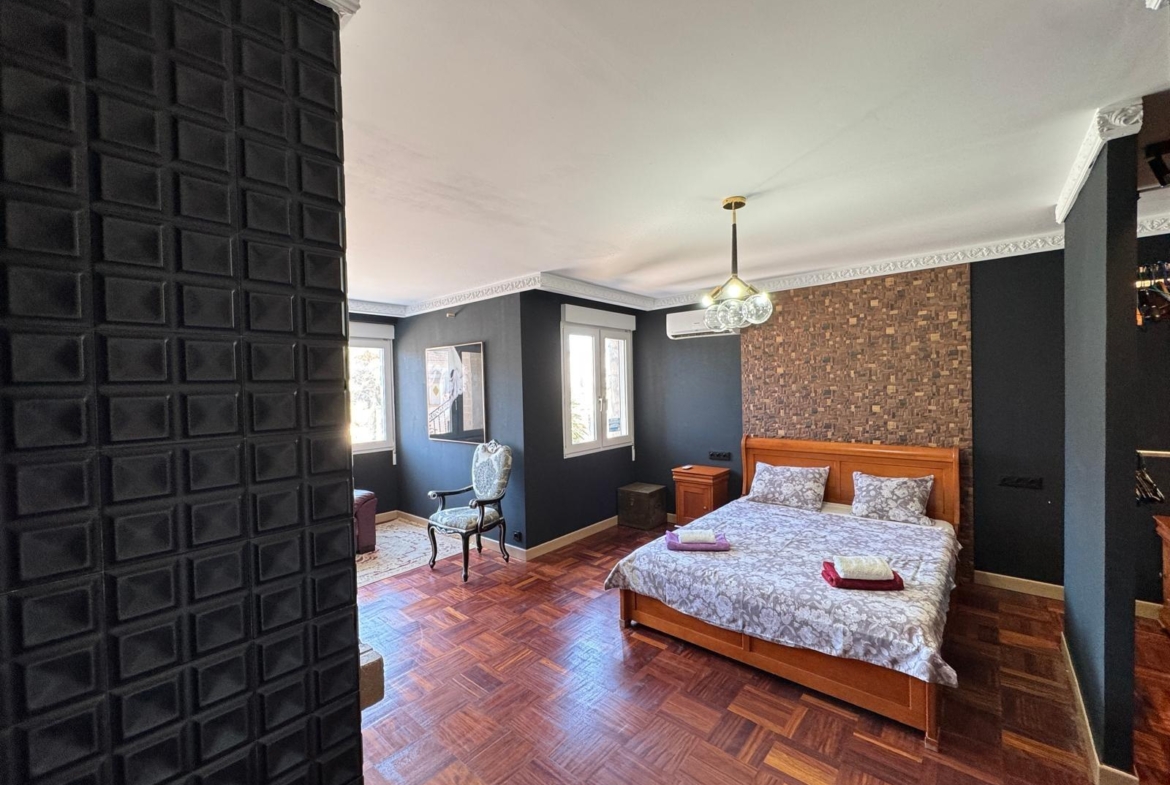 VILLA DE LIJO EN CAMPOAMOR CON 639 M2 DE CASA. PARCELA 800 M2. PISCINA PROPIA. 5 DORM. 4 BAÑOS. PLAYA A 650 METROS.