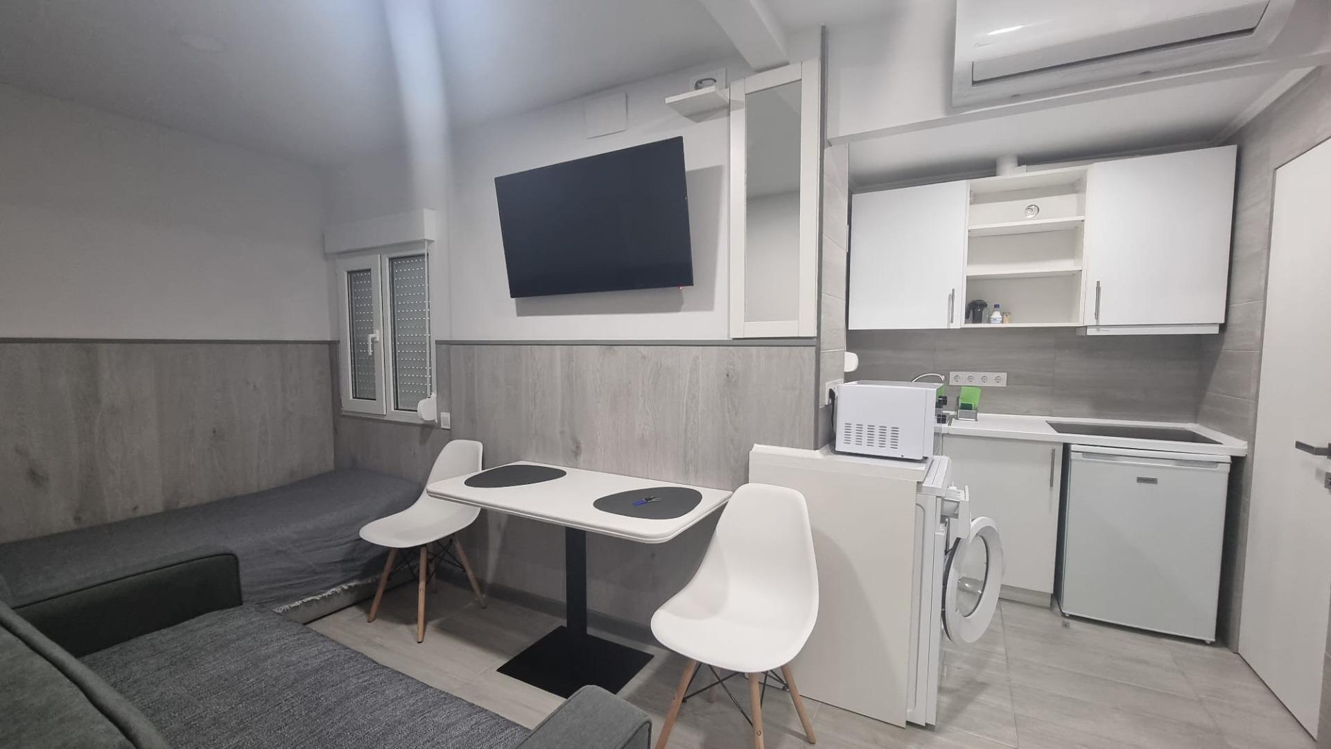 REFORMADO APARTAMENTO A 50 METROS DE PLAYA DE 3 DORMITORIOS 3 BAÑOS DIVIDIDO A 3 ESTUDIOS COMPLETOS PARA ALQUILAR. 105 M2 TOTAL.