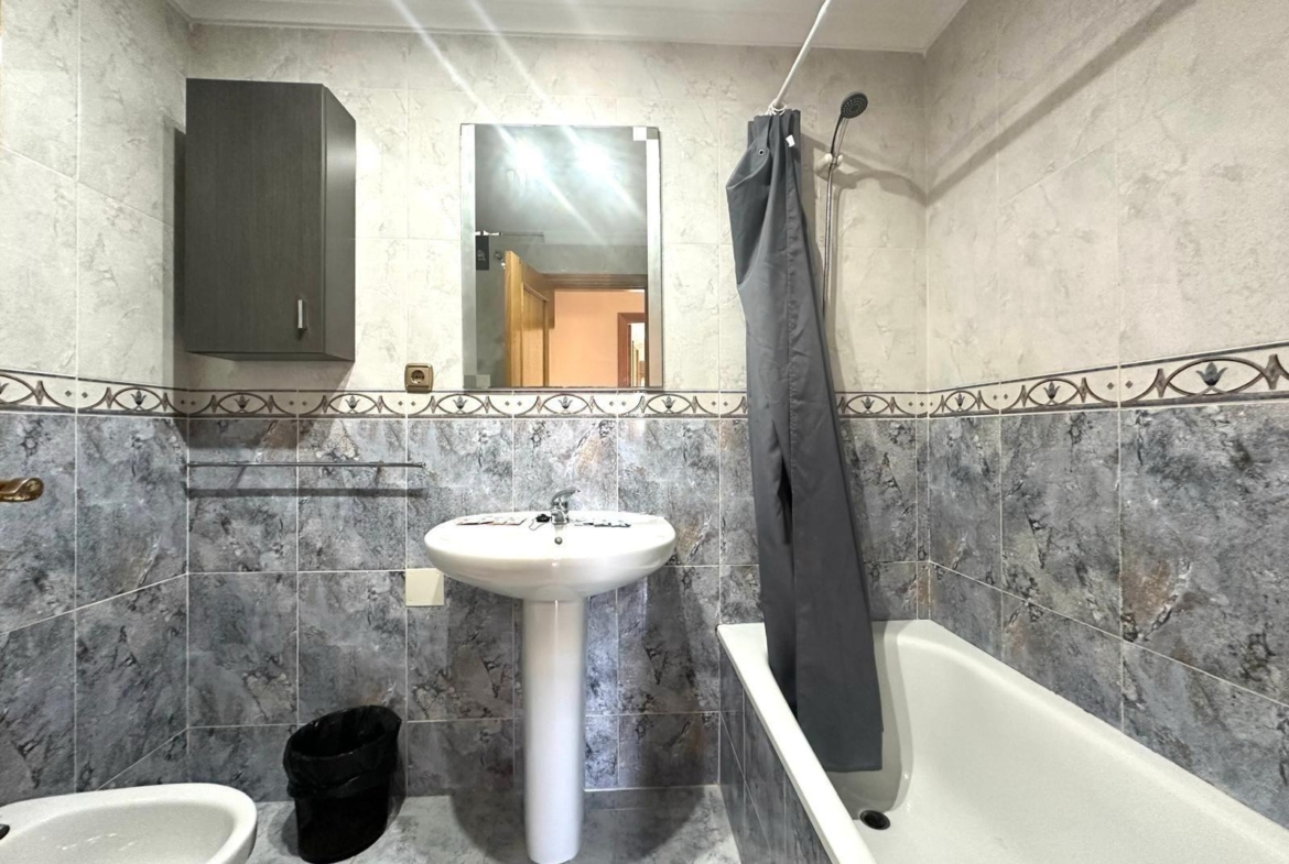 GRANDE APARTAMENTO DE 4 DORM. 2 BAÑOS. A 400 METROS DEL PUERT0 DE TORREVIEJA CON 130 M2. Y GRAN TERRAZA.
