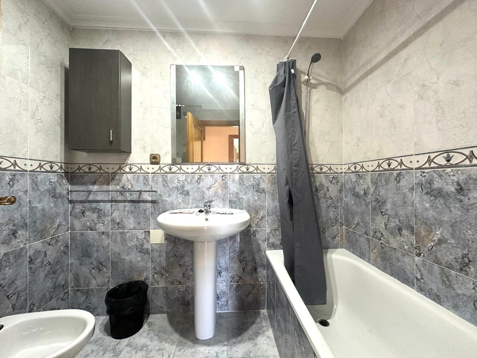 GRANDE APARTAMENTO DE 4 DORM. 2 BAÑOS. A 400 METROS DEL PUERT0 DE TORREVIEJA CON 130 M2. Y GRAN TERRAZA.