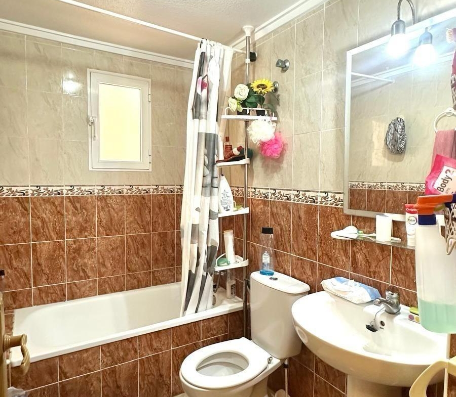 APATRAMENTO EN EL CENTRO DE TORREVIEJA CON PISCINA Y GARAJE INCLUIDO. 2 DORM. 1 BAÑO. SPEEL EEN 700 METRO.
