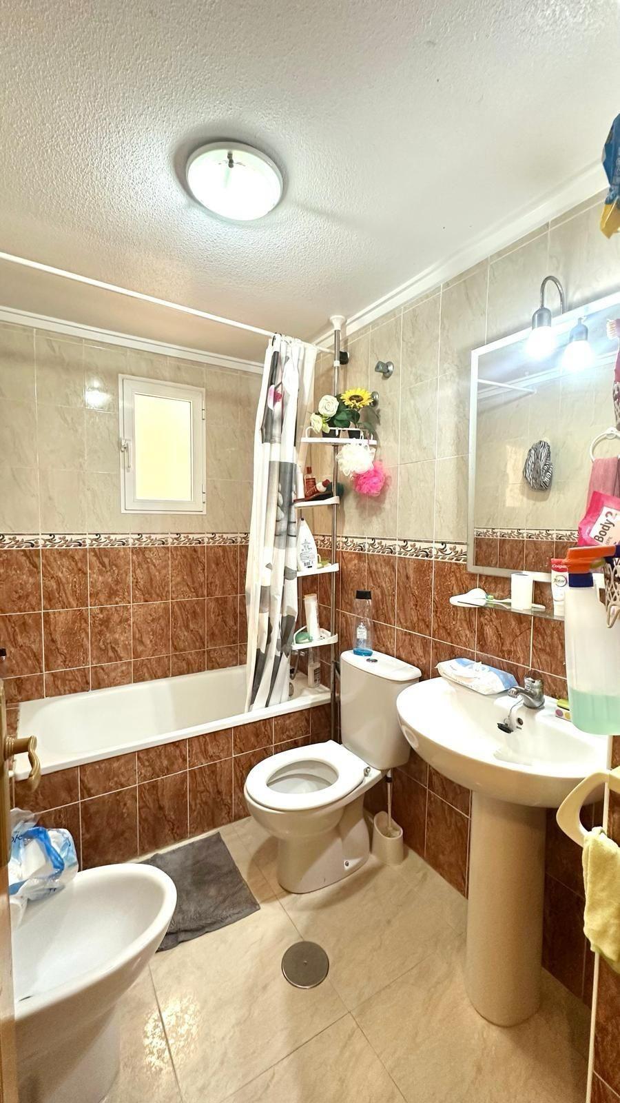 APATRAMENTO EN EL CENTRO DE TORREVIEJA CON PISCINA Y GARAJE INCLUIDO. 2 DORM. 1 BAÑO. SPEEL EEN 700 METRO.