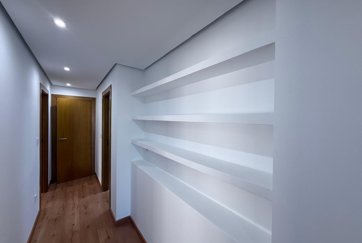 AMPLISIMO APARTAMENTO EN PRIMERA LINEA – PUERTO DE TORREVIEJA : 3 HAB, 2 BAÑOS, GARAJE Y TRASTERO