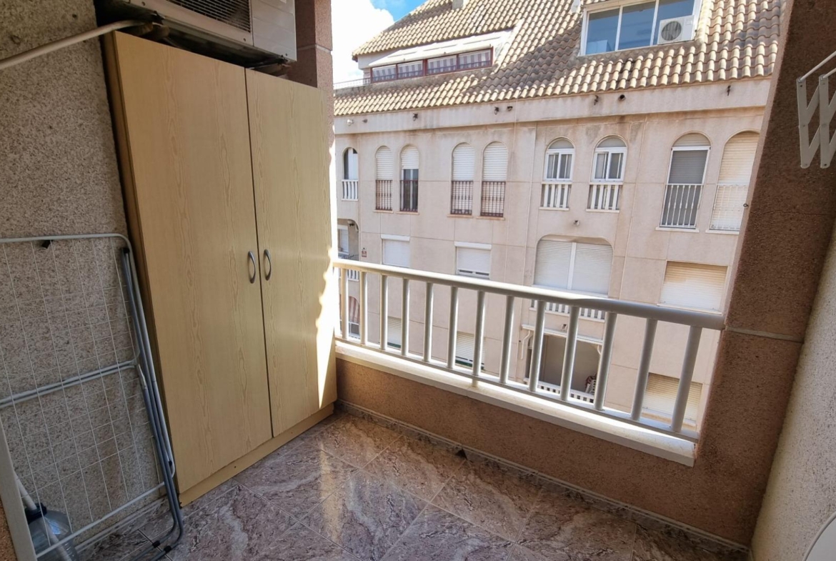 Apartamento semireformado a escasos metros de la playa !