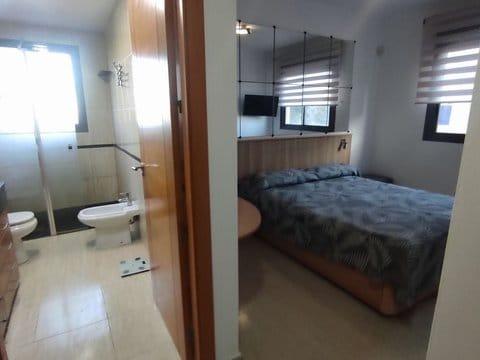 Bonito apartamento con vistas al mar y a la montaña, amueblado y equipado.