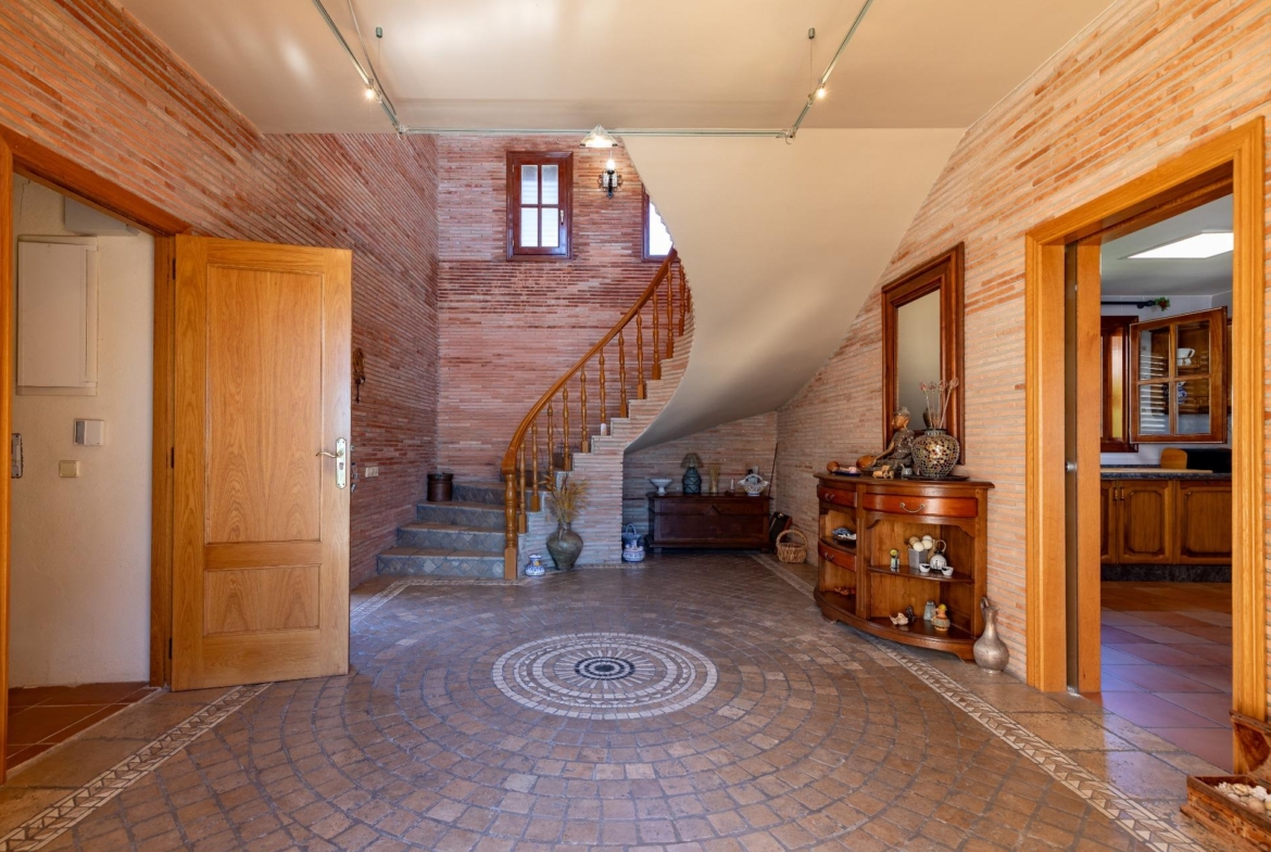 Exceptional Beachfront Villa: Luxury Steps Away from the Beach