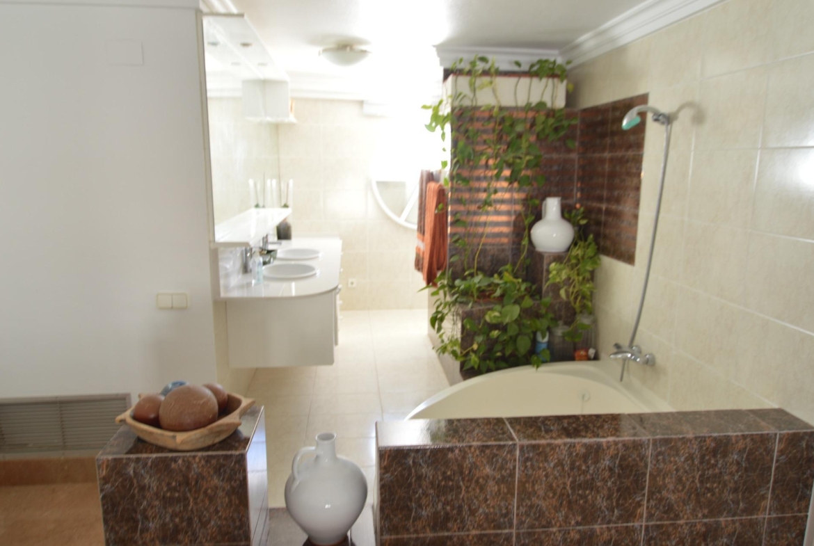 Spectacular renovated villa in urbanization Torreta Florida