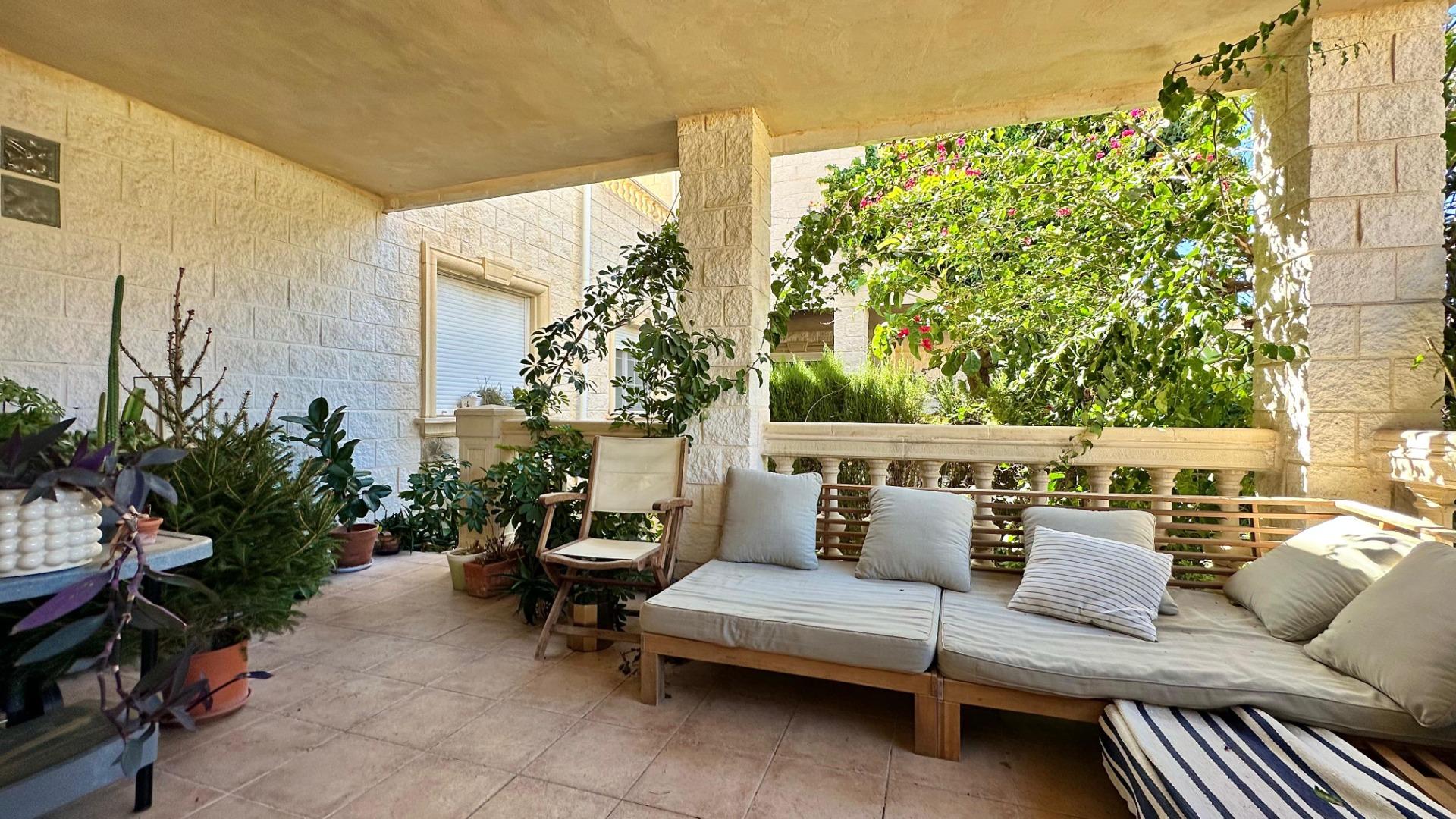 Prachtig herenhuis in Albir met tuin 15 minuten lopen van het strand!