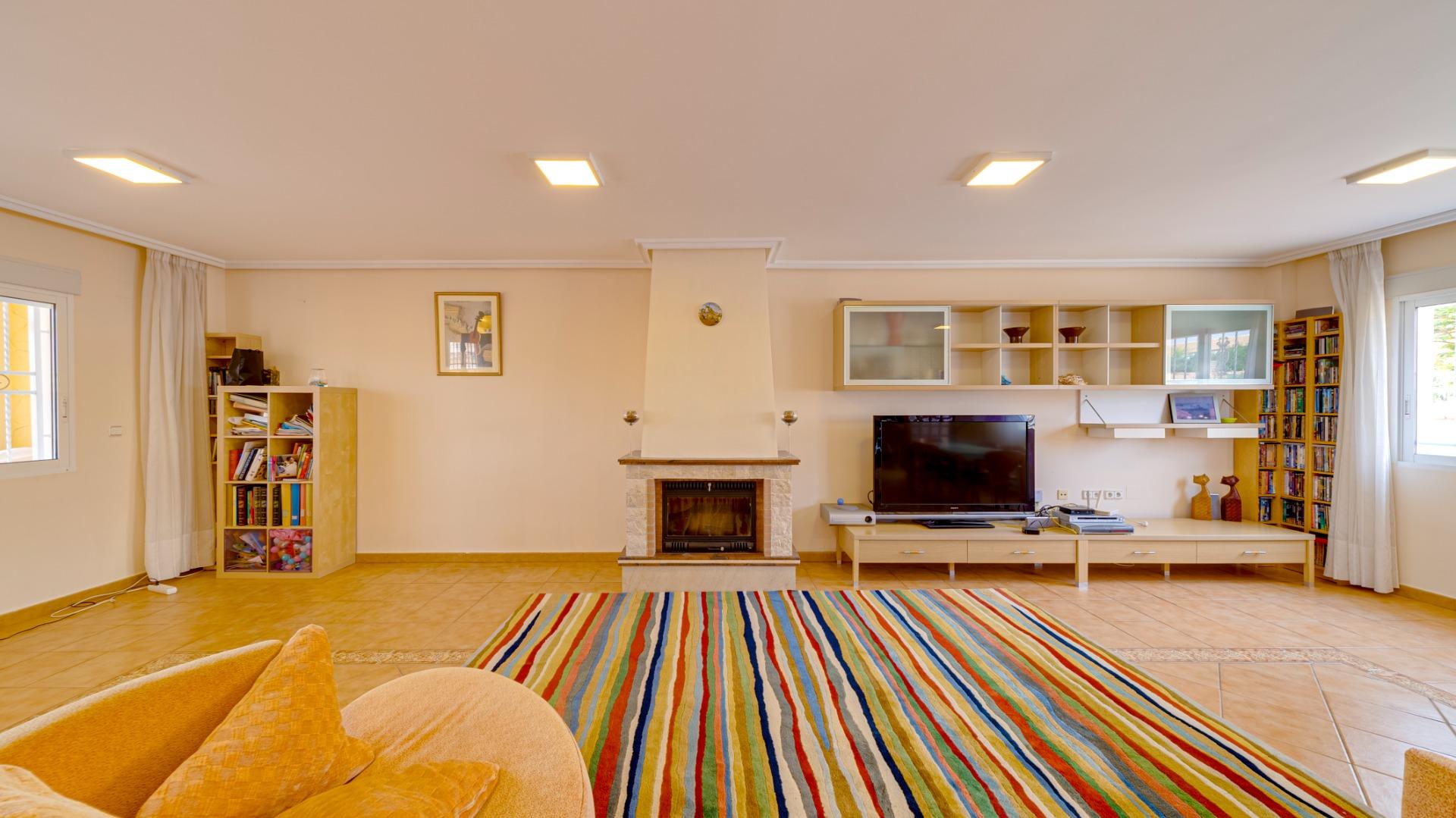 2-20-49 Large corner semi-detached house with sea views,