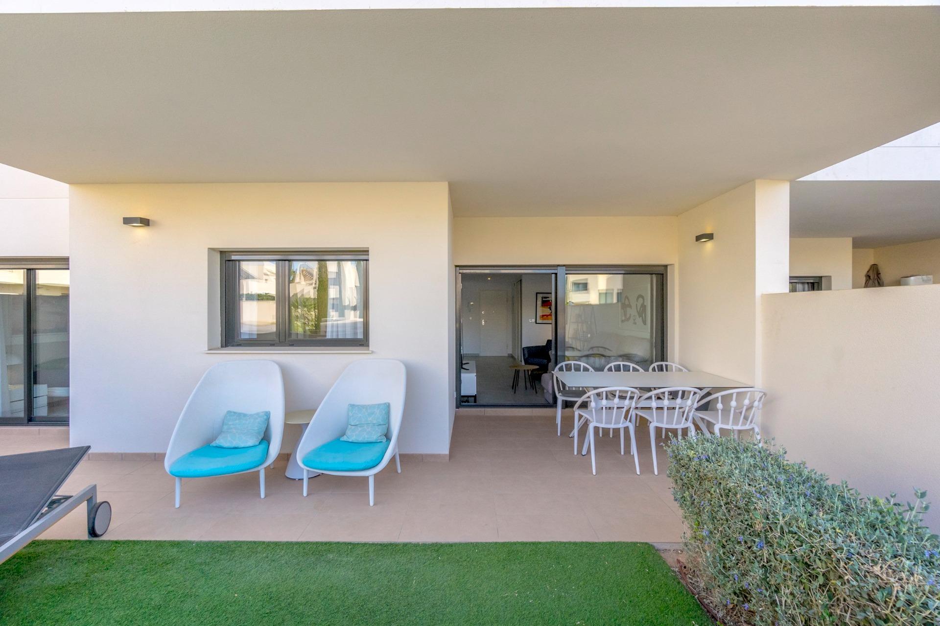 ESPECTACULAIR APPARTAMENTO CON LICENCIA TURISTICA. 2 DORM. 2 BAÑOS. GARAJE+TRASTERO. PISCINA.