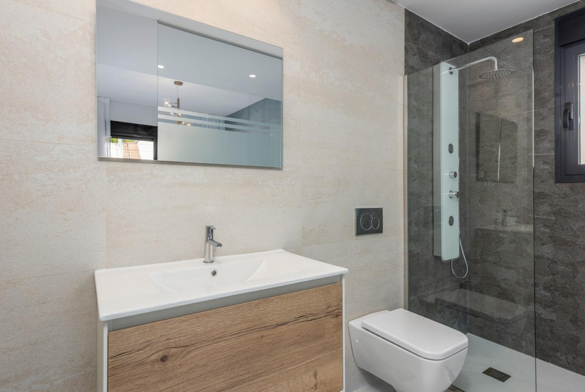 OBRA NUEVA! BUGALOW EN SAN MIGUEL DE SALINAS. 2 DORM. 2 BAÑOS. PISCINA+GARAJE.
