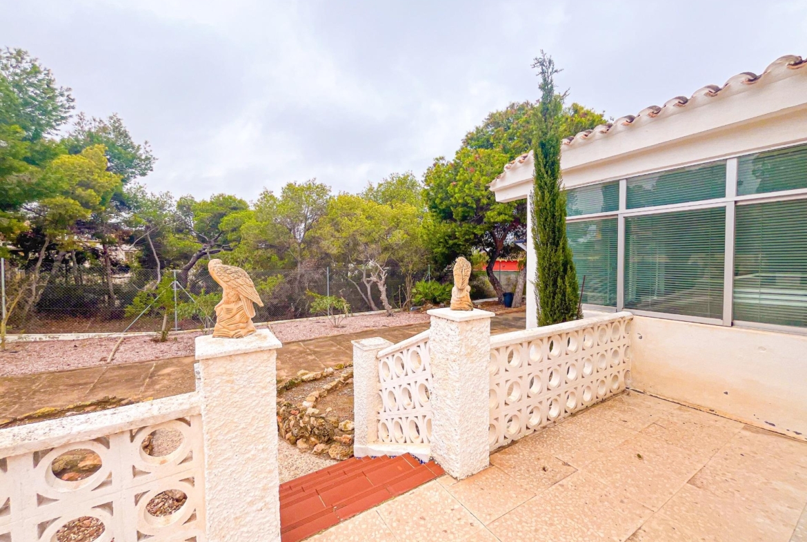 VILLA EN LOS BALCONES CON 1000 M2 DE PARCELA. 3 DORM. 2 BAÑOS. GARAJE PRIVADO DE 36 M2.