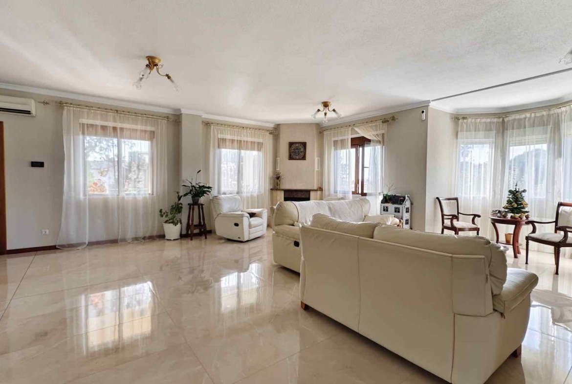 VILLA EN CIUDQUESADA. CON PISCINA PRIVADA. PARCELA 850M2. CASA 364 M2.