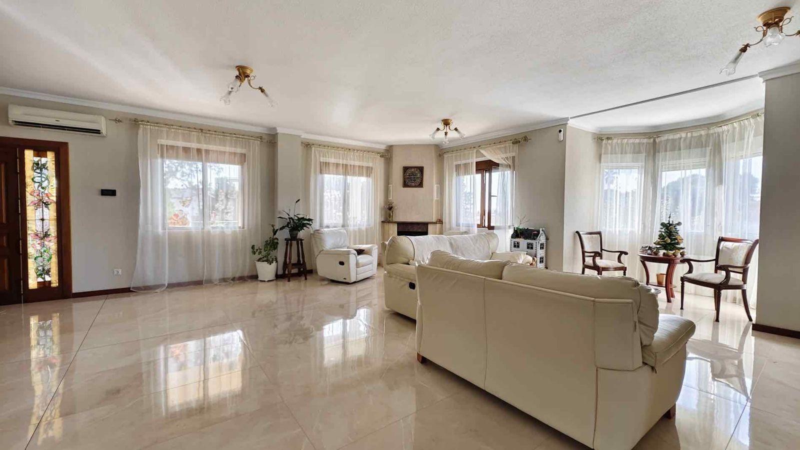 VILLA EN CIUDQUESADA. CON PISCINA PRIVADA. PARCELA 850M2. CASA 364 M2.