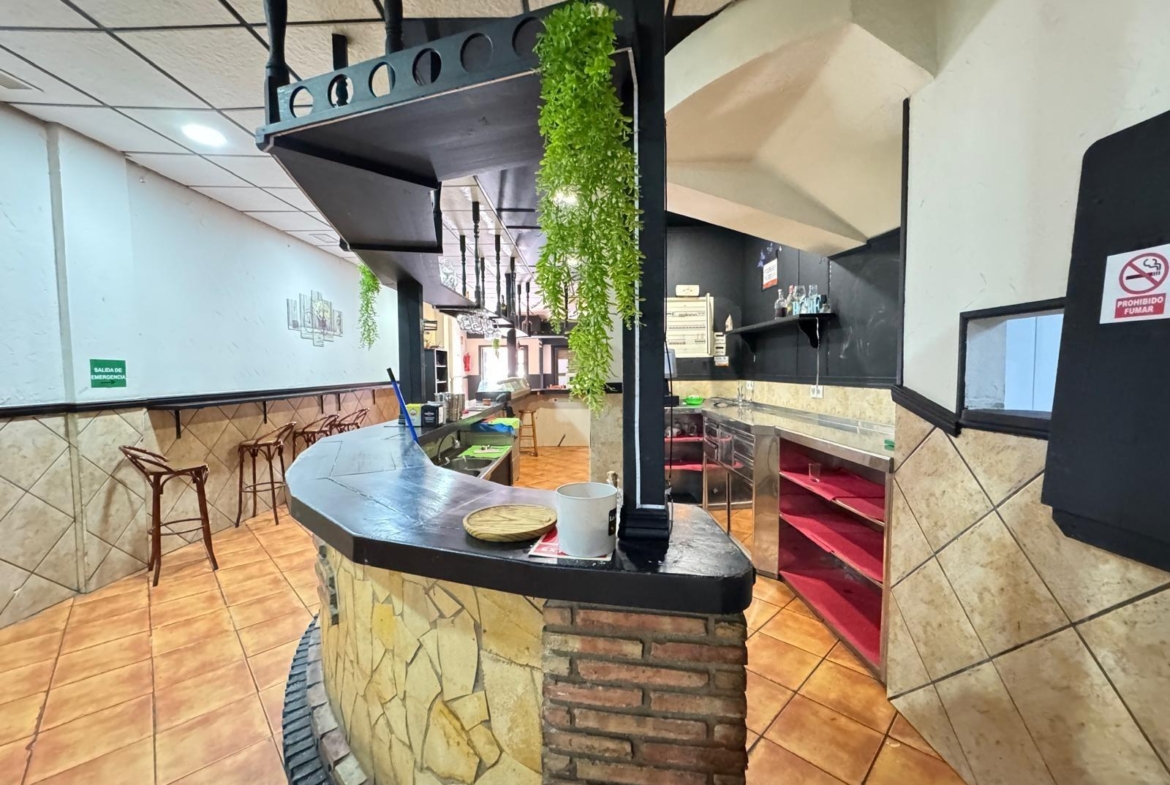 BAR EN VENTA. SE VENDE UN BAR A 500 METROS DE PLAYA DEL CURA CON 2 BAÑOS Y 150 M2 SUPERFICIE.