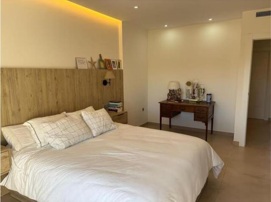 Exclusivo Chalet Pareado en Los Cisnes, Alicante: Confort y Modernidad