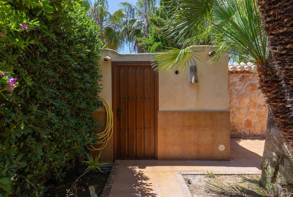 VILLA CON PISCINA PRIVADA EN PUNTA PRIMA CON PARCELA 540 M2. 4 DORM. 2 BAÑOS. 168 M2 DE CASA.