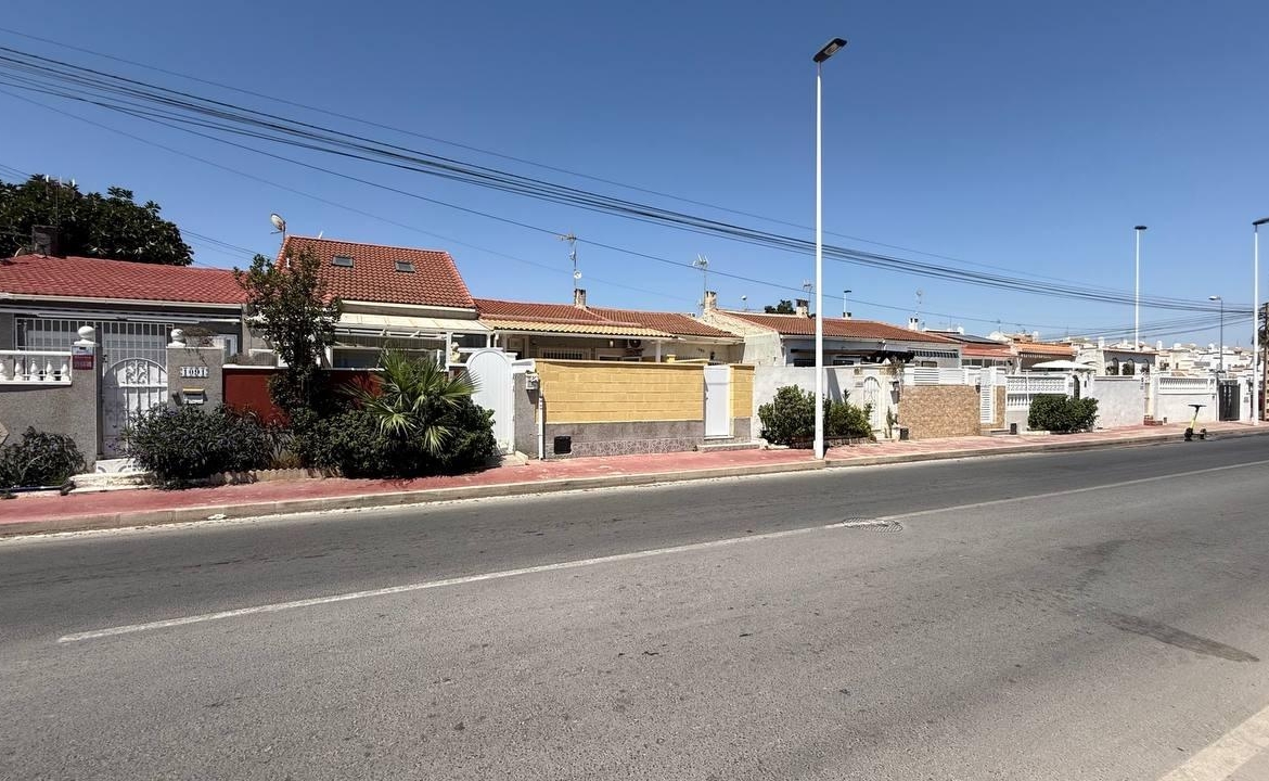 Bungalow with newly renovated, 2 bedrooms, 1 bathroom
