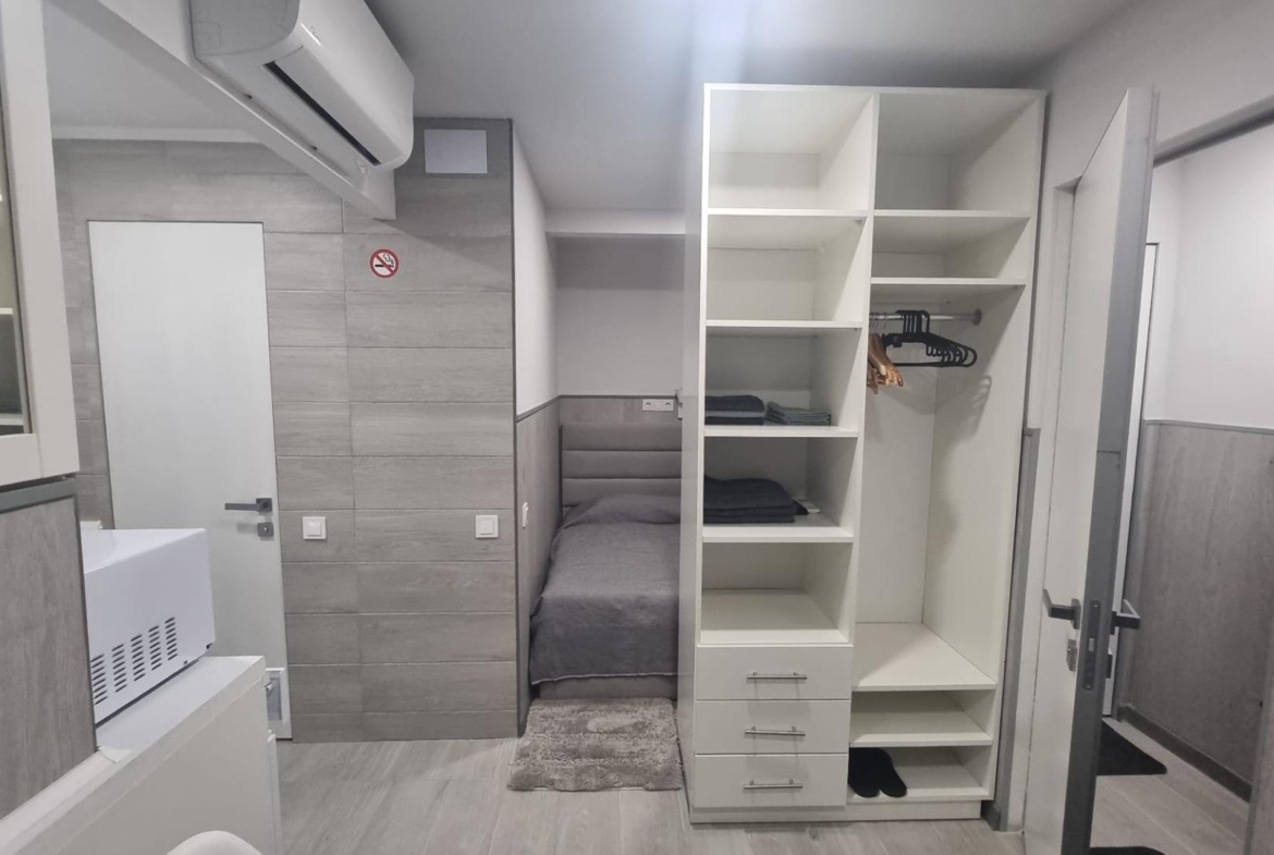 REFORMADO APARTAMENTO A 50 METROS DE PLAYA DE 3 DORMITORIOS 3 BAÑOS DIVIDIDO A 3 ESTUDIOS COMPLETOS PARA ALQUILAR. 105 M2 TOTAL.
