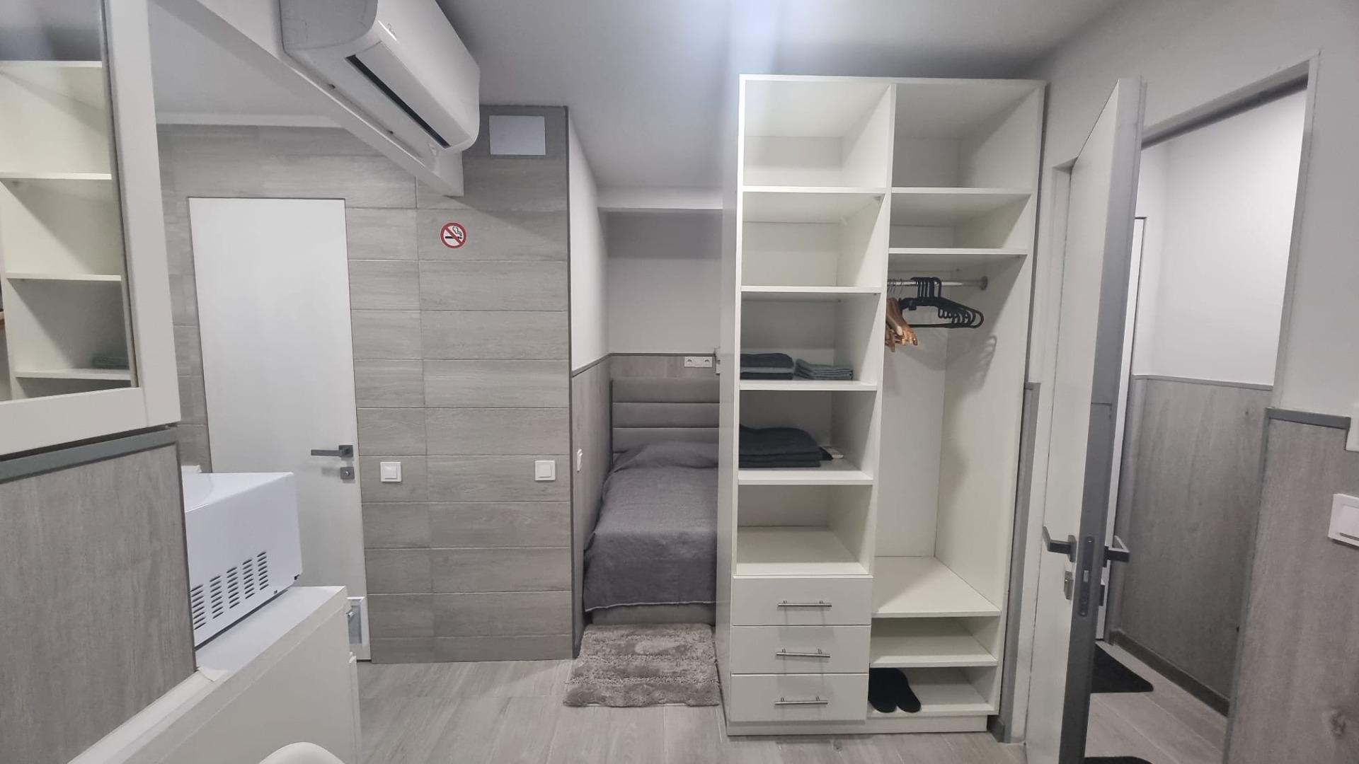 REFORMADO APARTAMENTO A 50 METROS DE PLAYA DE 3 DORMITORIOS 3 BAÑOS DIVIDIDO A 3 ESTUDIOS COMPLETOS PARA ALQUILAR. 105 M2 TOTAL.