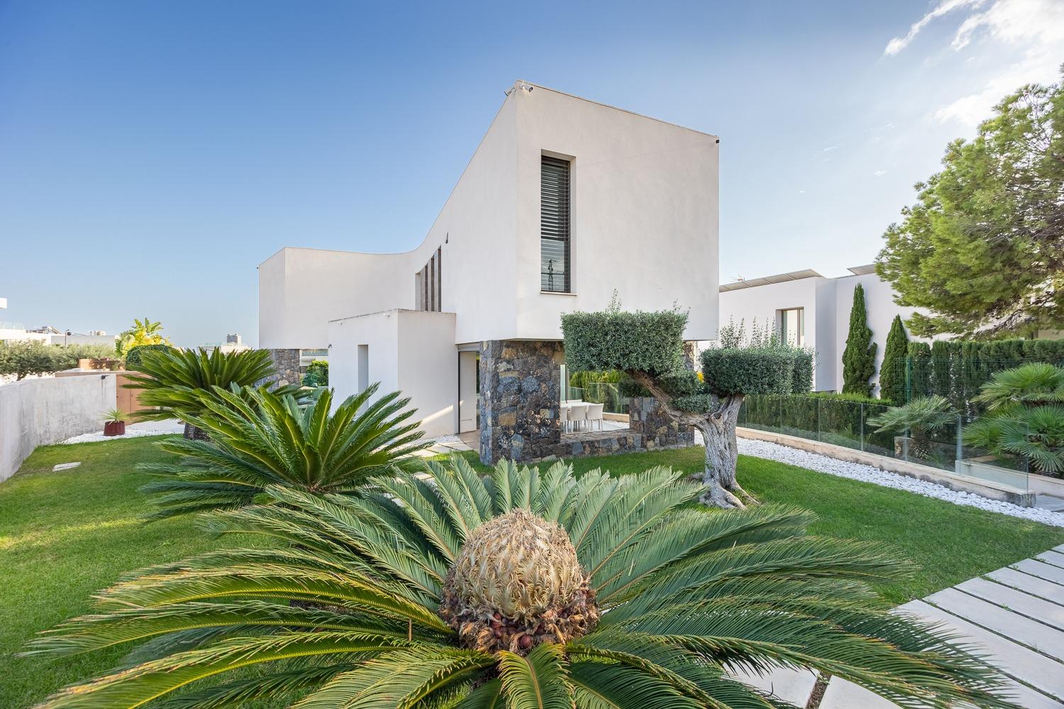 Stunning designer villa in Finestrat, where comfort meets contemporary elegance.