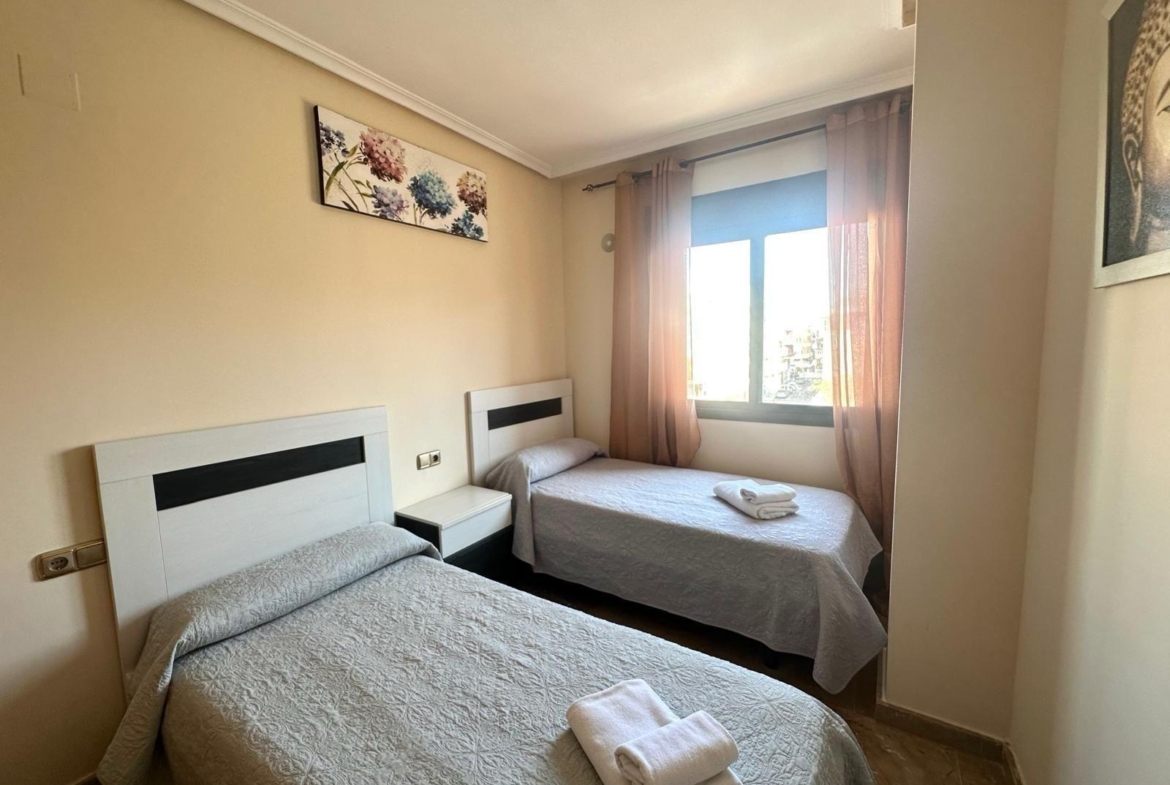 GRANDE APARTAMENTO DE 4 DORM. 2 BAÑOS. A 400 METROS DEL PUERT0 DE TORREVIEJA CON 130 M2. Y GRAN TERRAZA.