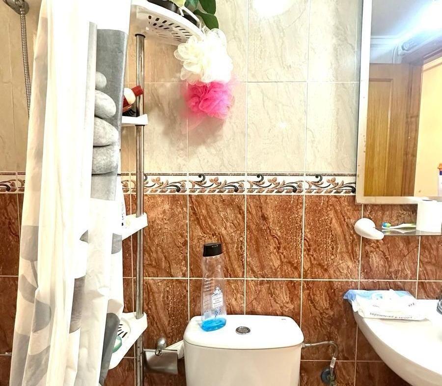 APATRAMENTO EN EL CENTRO DE TORREVIEJA CON PISCINA Y GARAJE INCLUIDO. 2 DORM. 1 BAÑO. SPEEL EEN 700 METRO.
