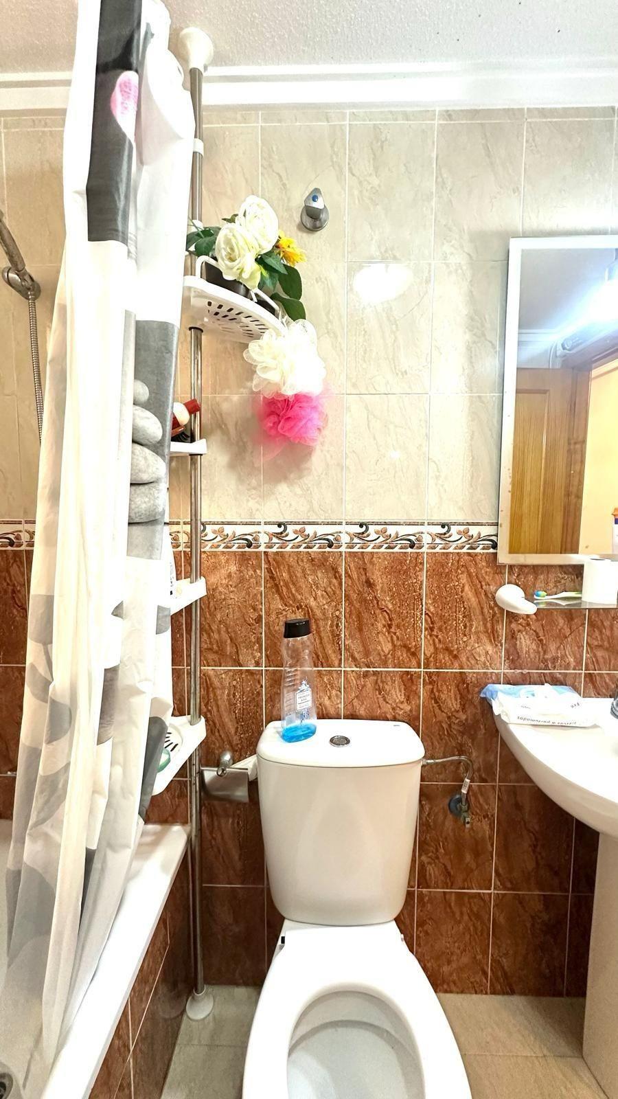 APATRAMENTO EN EL CENTRO DE TORREVIEJA CON PISCINA Y GARAJE INCLUIDO. 2 DORM. 1 BAÑO. SPEEL EEN 700 METRO.