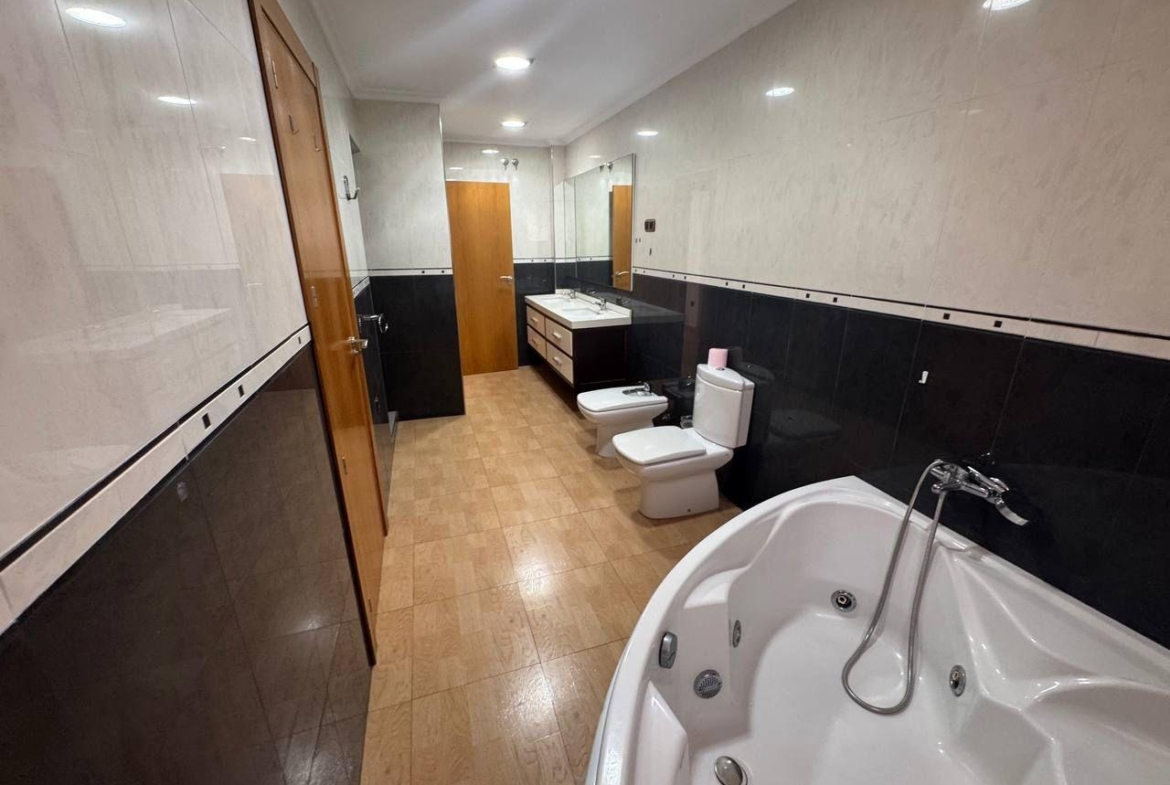 Spacious Semi-New Apartment in Torrevieja, Ideal for Living