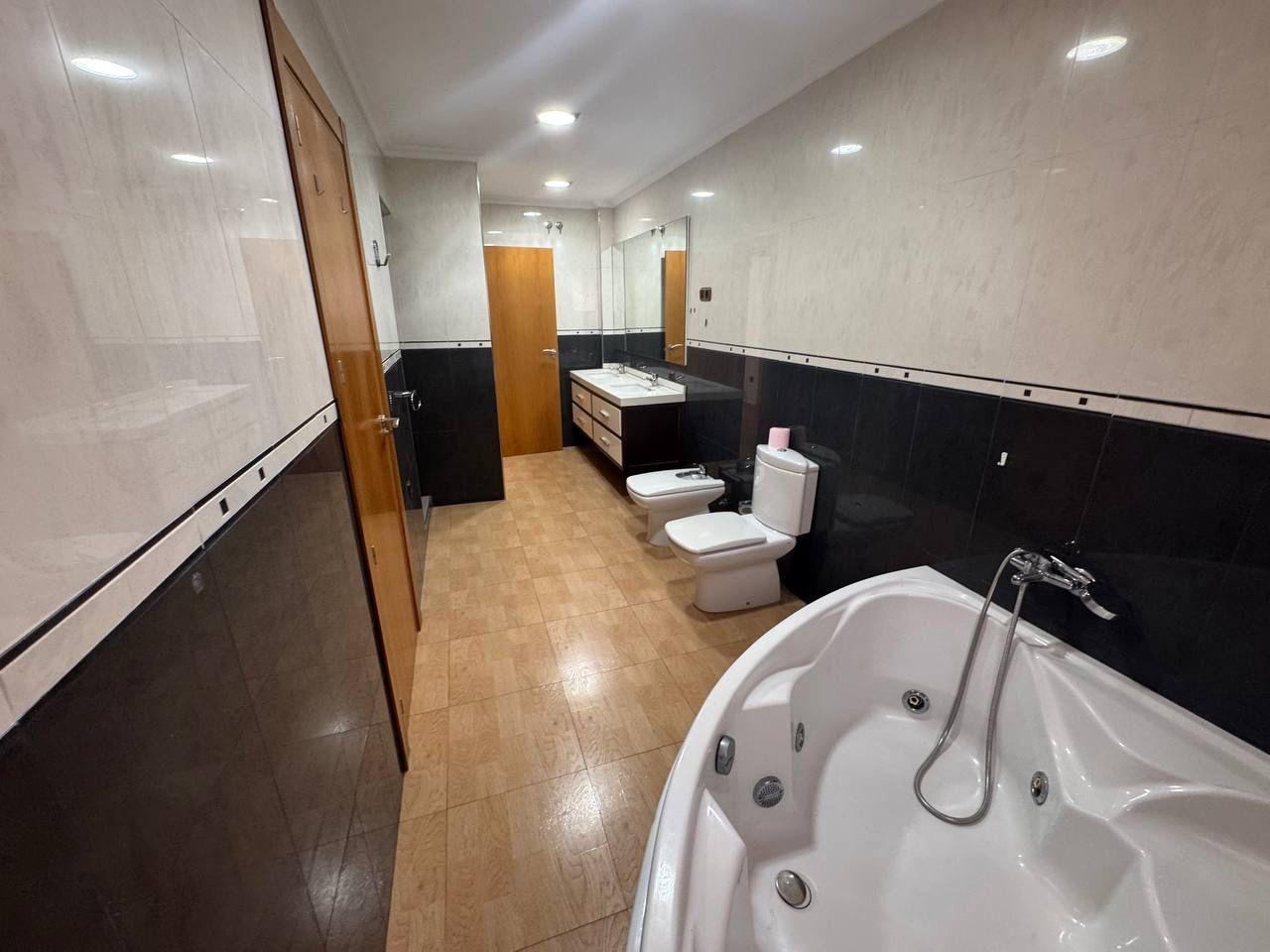 2-21-172 Spacious Semi-New Apartment in Torrevieja, Ideal for Living