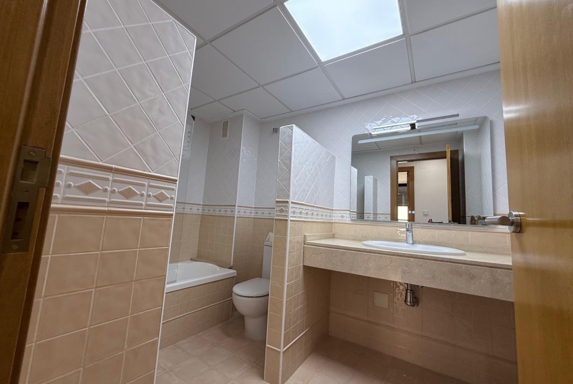 AMPLISIMO APARTAMENTO EN PRIMERA LINEA – PUERTO DE TORREVIEJA : 3 HAB, 2 BAÑOS, GARAJE Y TRASTERO