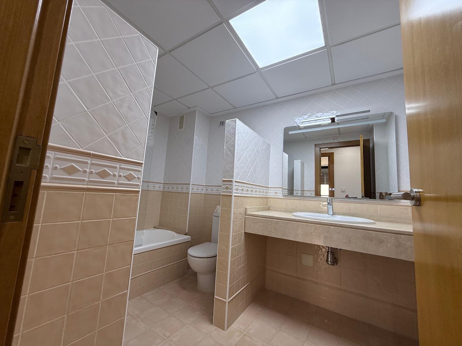 AMPLISIMO APARTAMENTO EN PRIMERA LINEA – PUERTO DE TORREVIEJA : 3 HAB, 2 BAÑOS, GARAJE Y TRASTERO