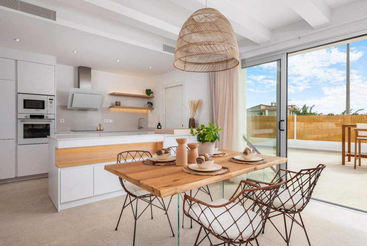 VILLA DE OBRA NUEVA EN LOS ALCÁZARES CON VISTAS AL MAR MENOR. CON PISCINA PRIVADA. 3 DORM. 2 BAÑOS. PARCELA 217 M2.