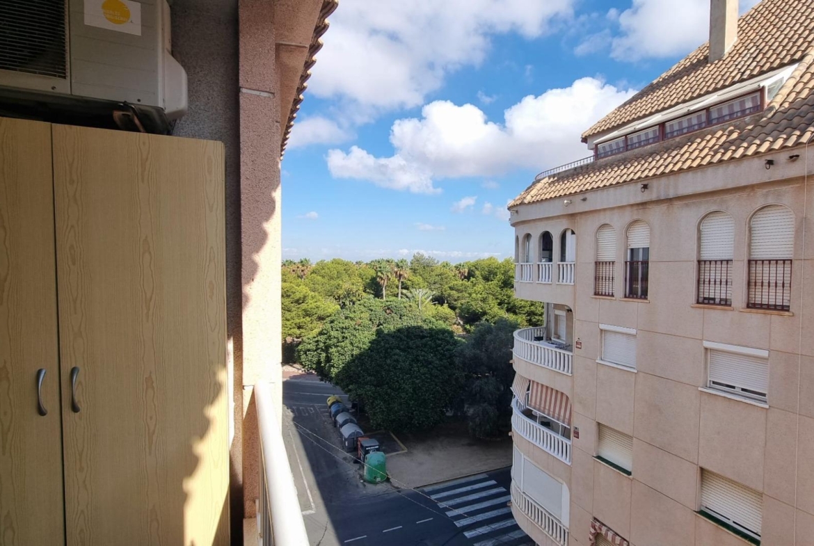 Apartamento semireformado a escasos metros de la playa !