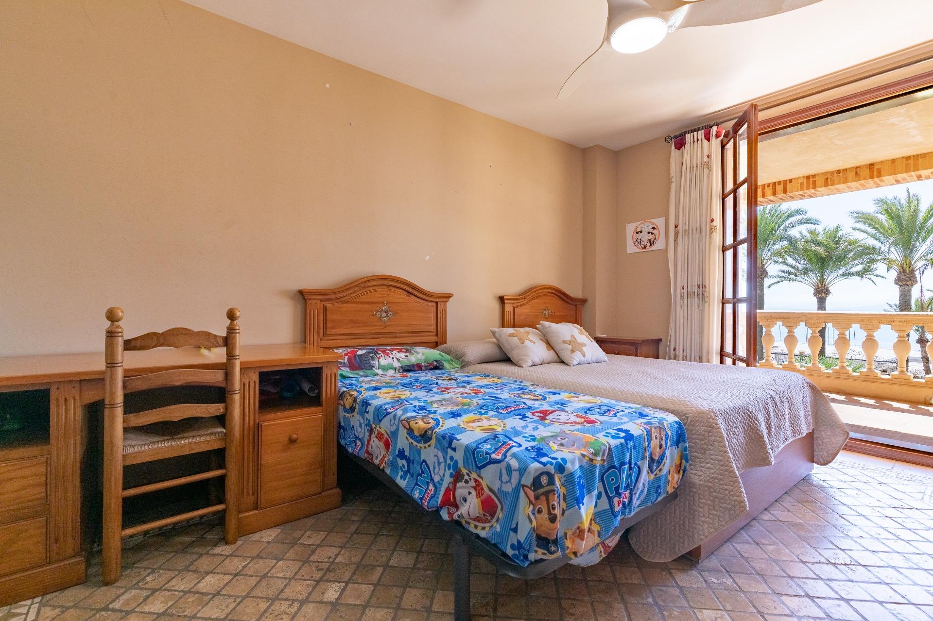 2-21-35 Exceptional Beachfront Villa: Luxury Steps Away from the Beach