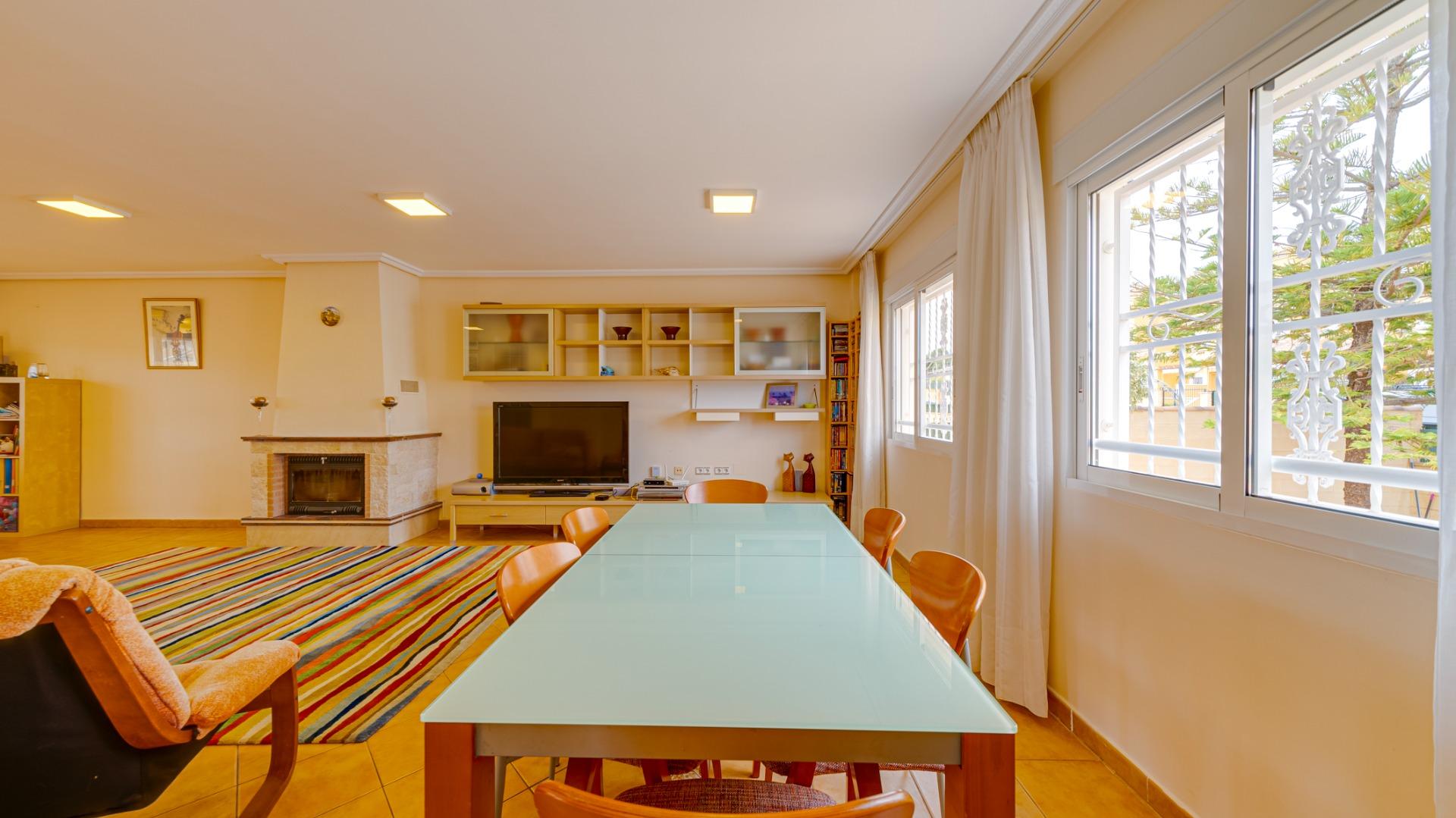 2-21-48 Large corner semi-detached house with sea views,