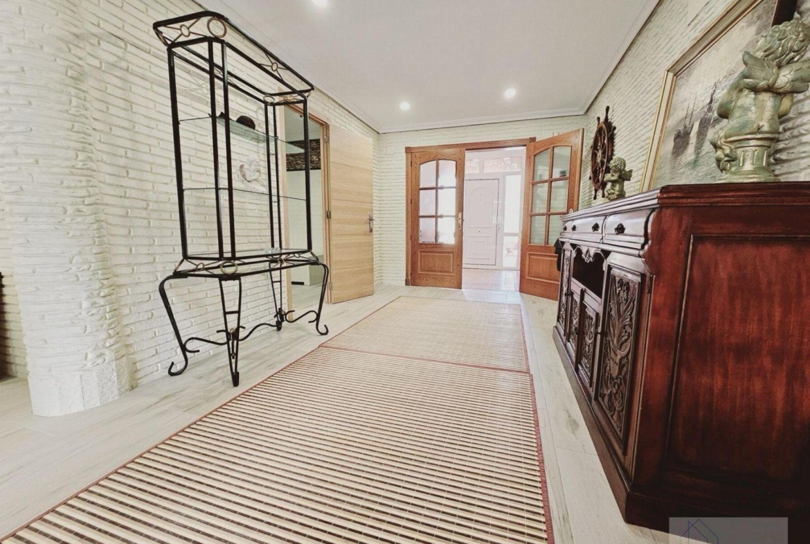 VILLA EN LA SIESTA CON 800 METROS DE PARCELA. PISCINA PRIVADA. 330 M2 DE CASA.