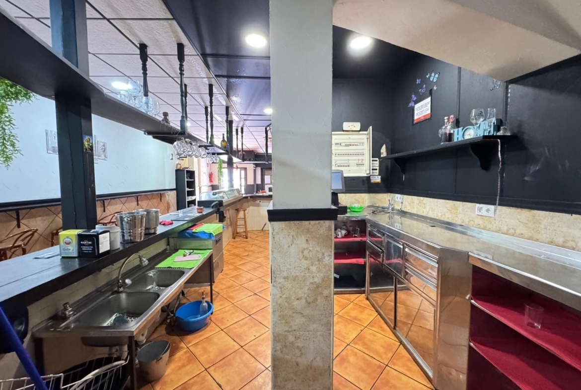 BAR EN VENTA. SE VENDE UN BAR A 500 METROS DE PLAYA DEL CURA CON 2 BAÑOS Y 150 M2 SUPERFICIE.